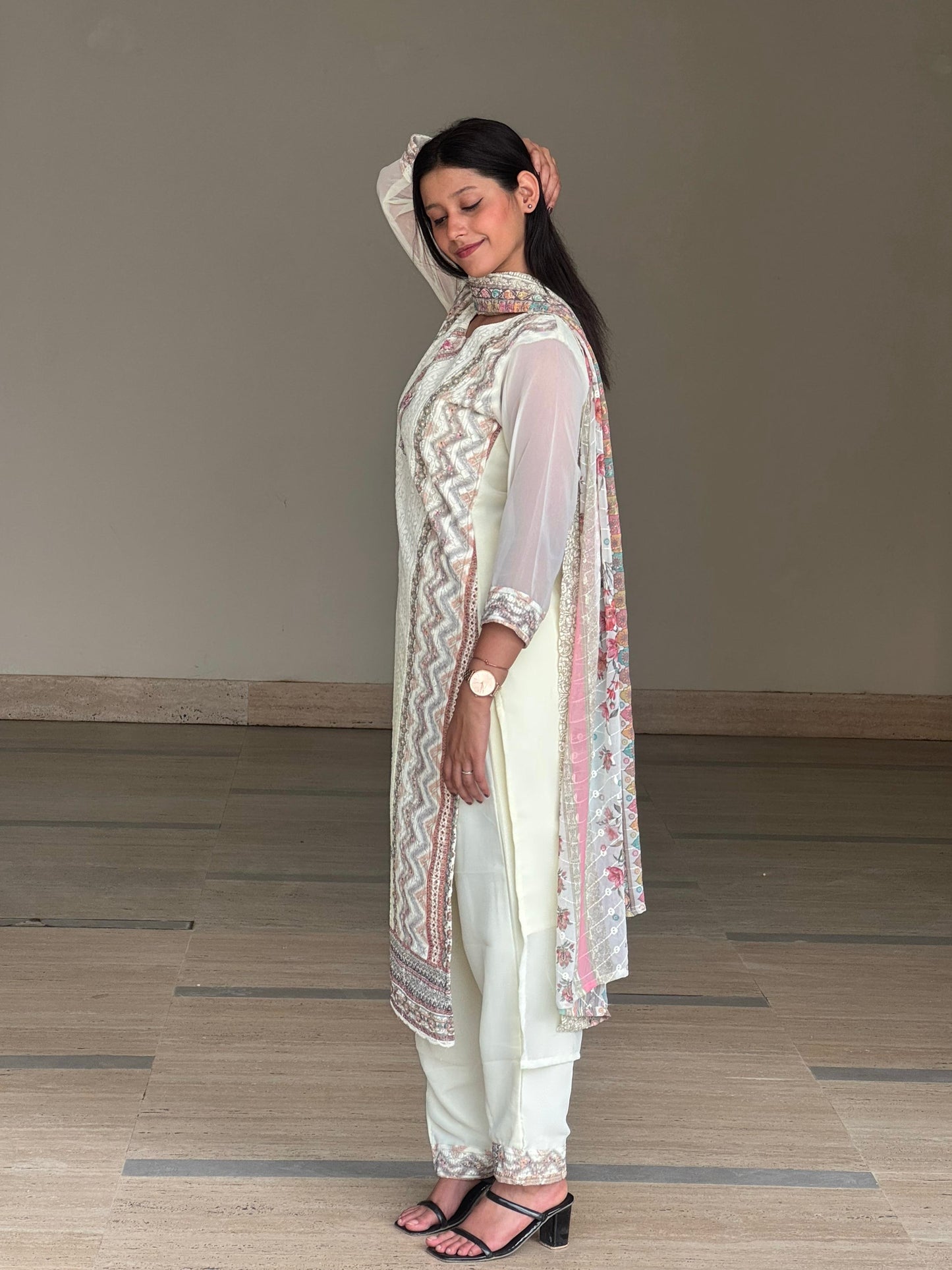 Noor-E-Nazaakat โ Ivory Embroidered Suit Set
