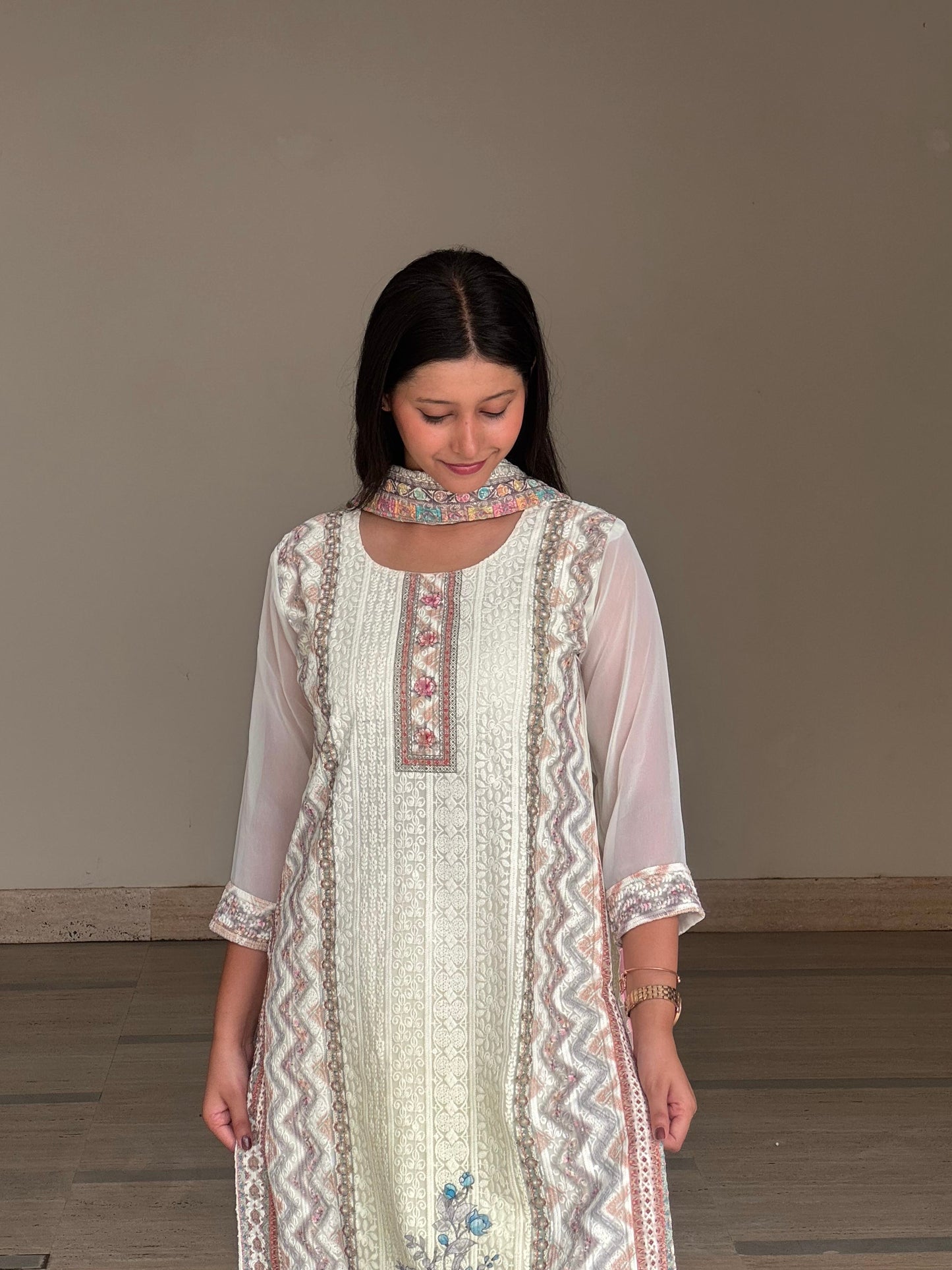 Noor-E-Nazaakat โ Ivory Embroidered Suit Set
