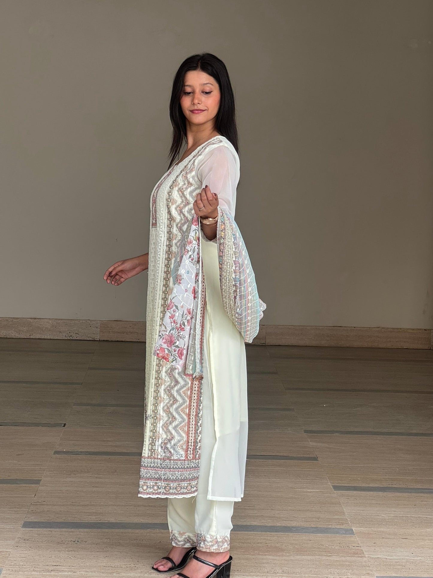 Noor-E-Nazaakat โ Ivory Embroidered Suit Set